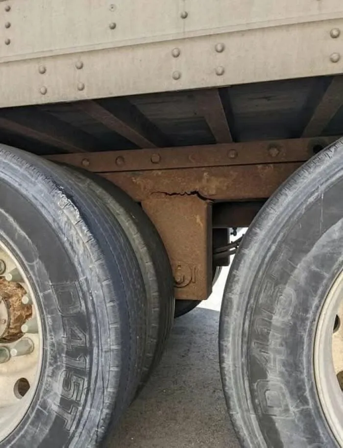 Llantas desgastadas con daños y estructura oxidada en camión, ejemplo claro de algo que salió mal hoy.