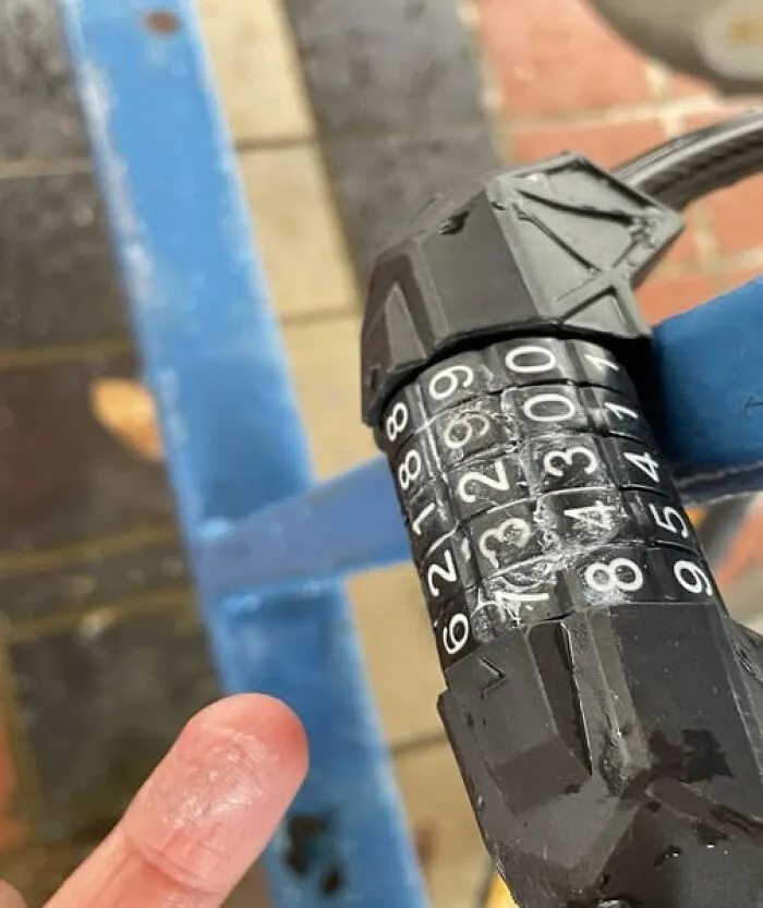 Candado con combinación dañada, mostrando un día peor para alguien en la serie de personas con problemas.