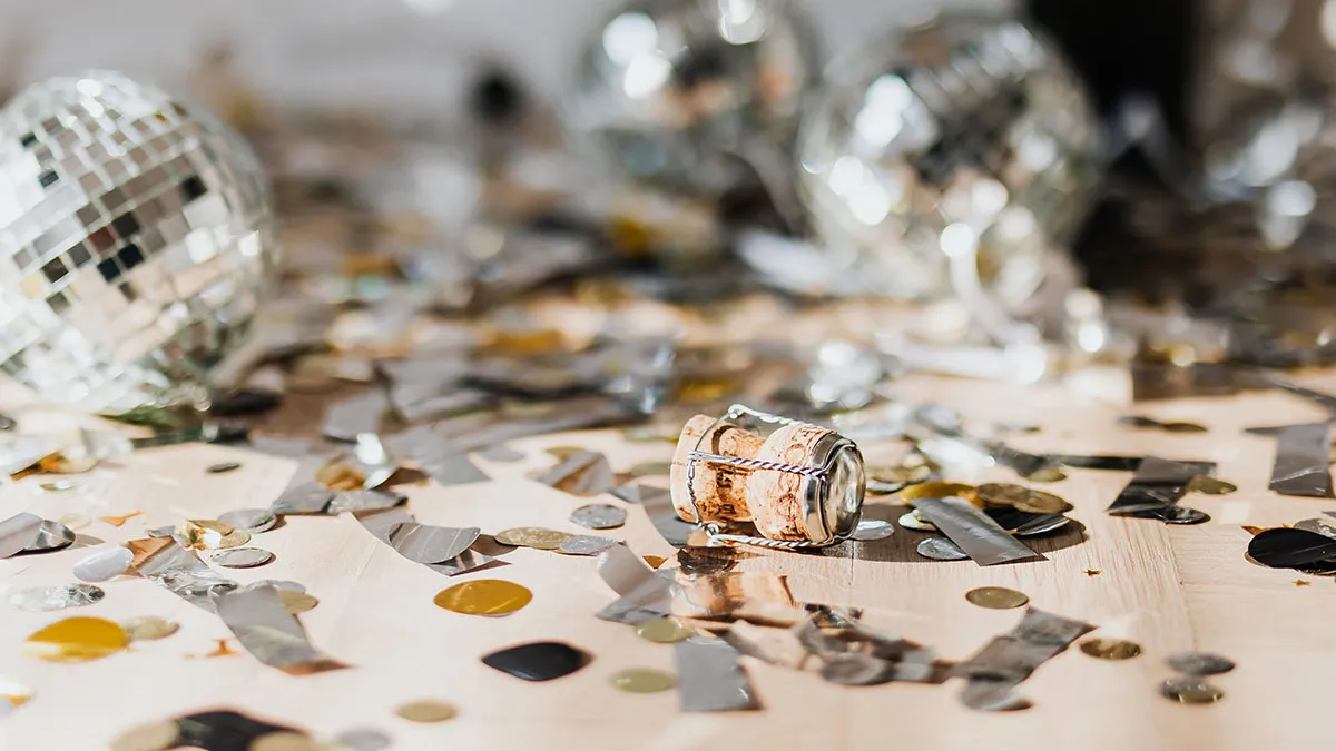 Woman’s House Is Flooded With Glitter After She Steals A Gift With A Hidden Surprise, Demands Compensation