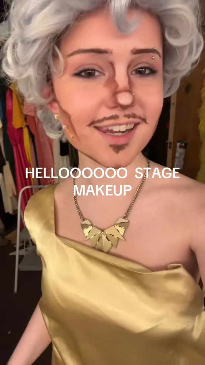 “Why Did Nobody Warn Me?” 59 Funny Pics That Show What Stage Makeup Looks Like Up Close