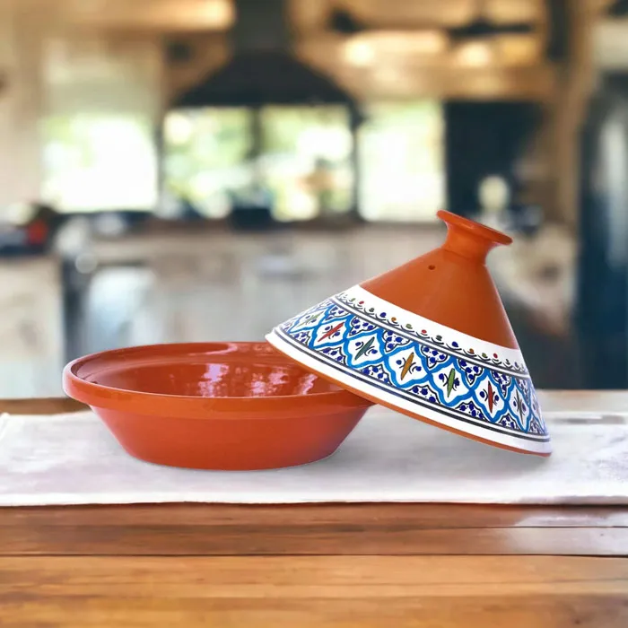 Tajeen. Popular en Marruecos, Argelia, quizás Túnez y Libia (no estoy seguro). Tradicionalmente, se hace de arcilla y se usa para cocinar.