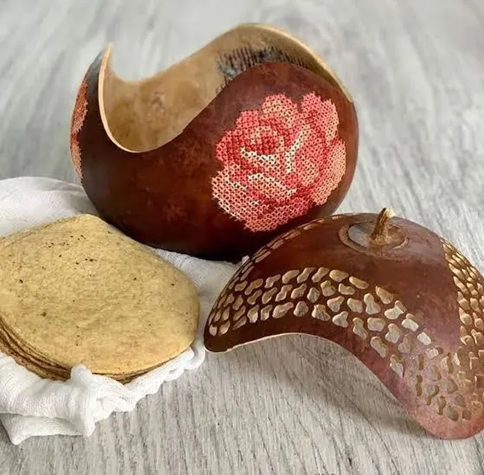 En la Península de Yucatán, usamos algo llamado lek'. Está hecho de fruta tallada y seca, tiene un poder aislante increíble y se remonta a la época de los mayas.