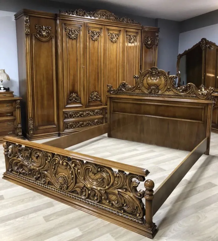 Supongo que son muebles de teca. Sé que no son muy exclusivos, pero aquí casi todas las casas los tienen, y a veces se convierten en una reliquia, ya que pueden durar fácilmente 100 años. Indonesia