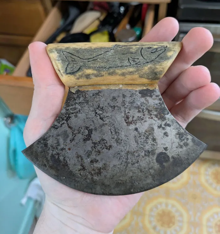 Este es un "ulu" o "uluaq", que forma parte de nuestra tradición cultural esquimal de Alaska. EE.UU.