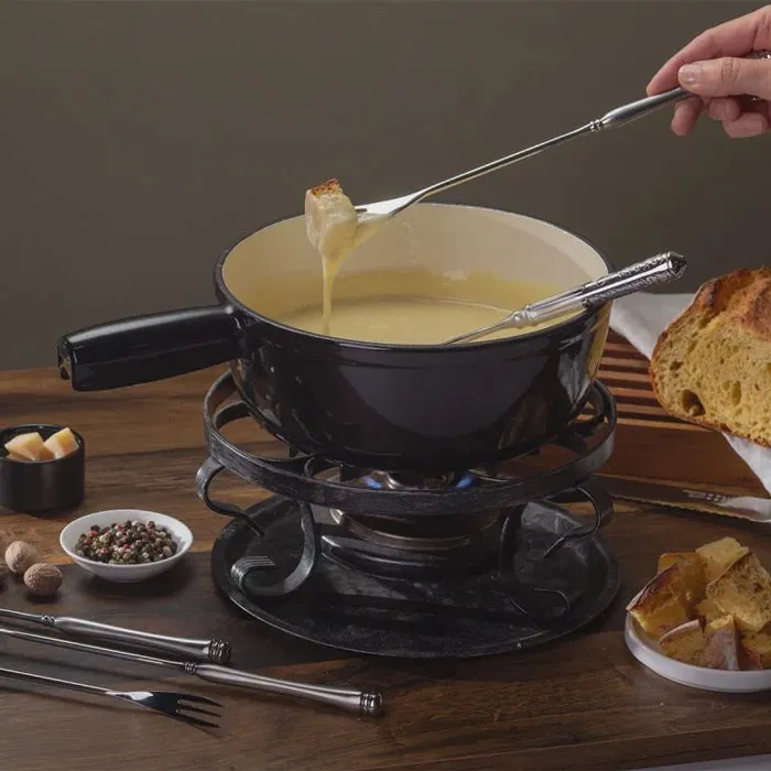 Un caquelón de fondue. Suiza