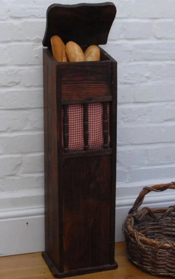 ¡Una caja de baguettes! Mis padres solían tener una justo enfrente de la puerta principal; el panadero traía una barra fresca cada mañana. Francia