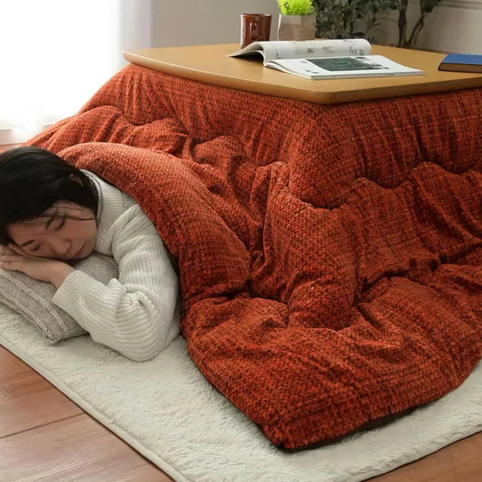 ¡Kotatsu! Vivo en el norte y es imprescindible durante los meses de invierno. Además, vivimos en una casa antigua, así que usamos estufas de queroseno para calentar la habitación. Japón.