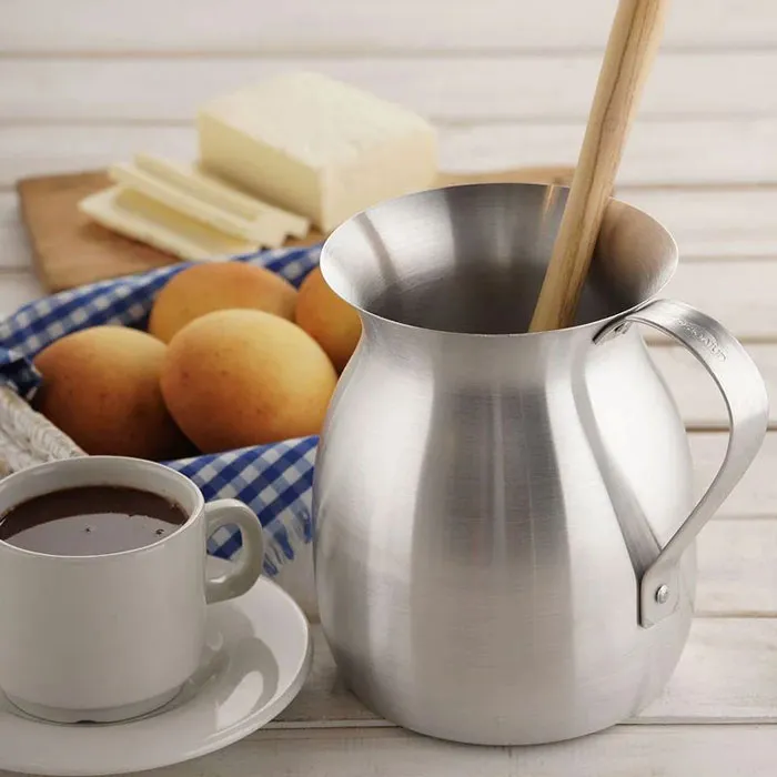 Diría que probablemente una chocolatera. Se usa para chocolate caliente y agua de panela. Colombia.