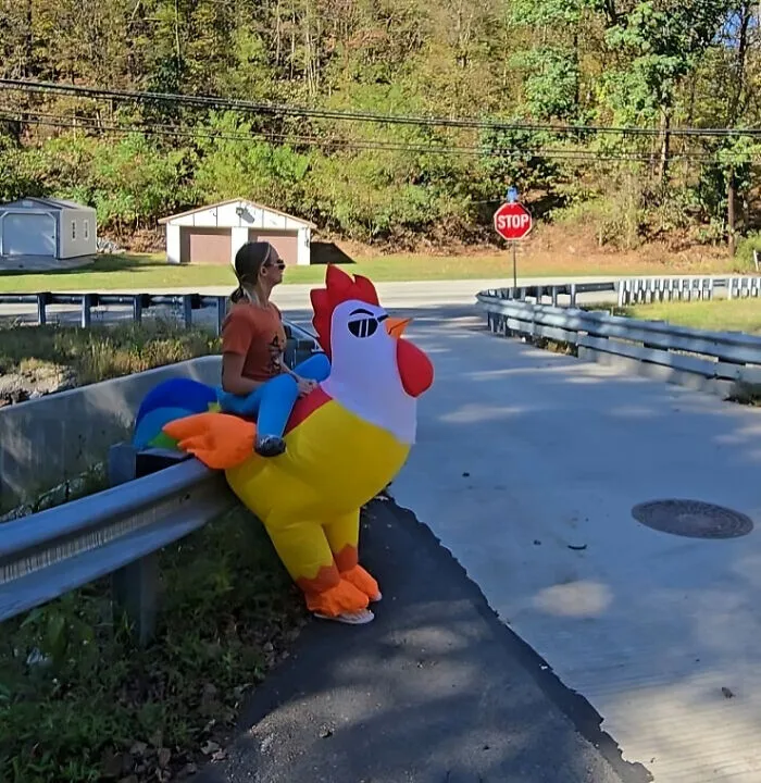 Una mamá de Pensilvania esperando para avergonzar a sus hijos en la parada del autobús.