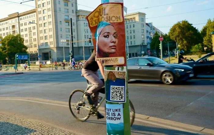 This Photographer Captures Real-Life Visual Jokes On The Street (50 Pics)