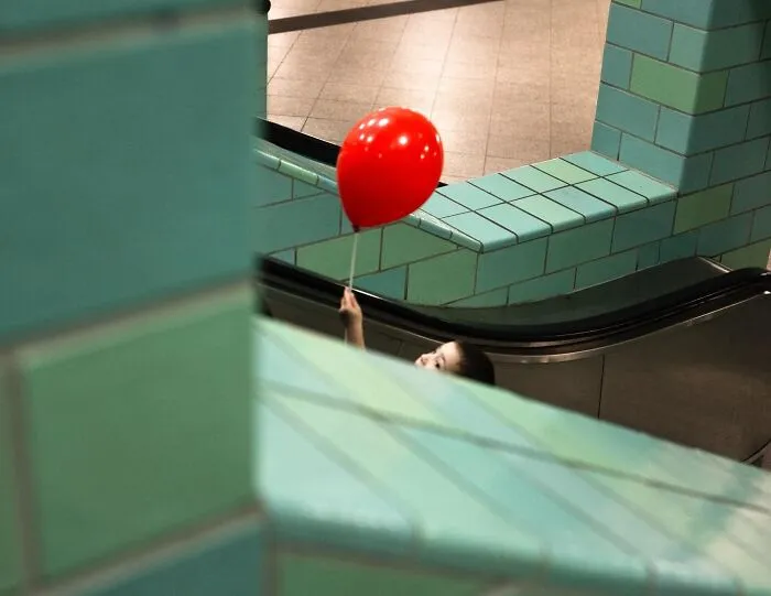 35 New And Captivating Street Photos That Showcase Life’s Unexpected Moments
