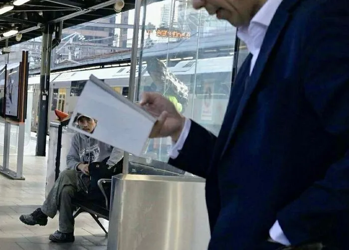 This Photographer Captures Real-Life Visual Jokes On The Street (50 Pics)