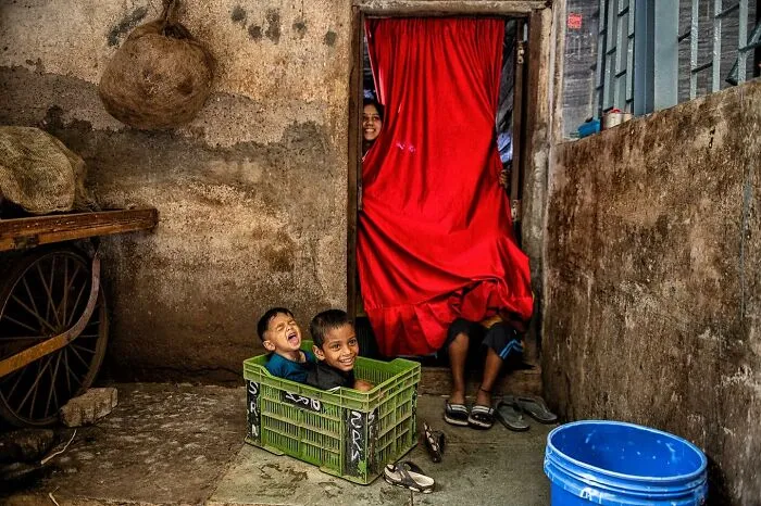 This Street Photographer Captures Raw And Human Moments In Everyday Life (40 Pics)