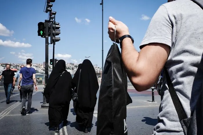 35 New And Captivating Street Photos That Showcase Life’s Unexpected Moments