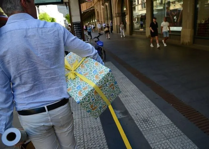 This Photographer Captures Real-Life Visual Jokes On The Street (50 Pics)