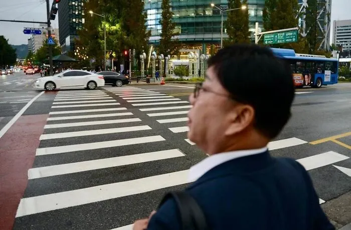 This Photographer Captures Real-Life Visual Jokes On The Street (50 Pics)