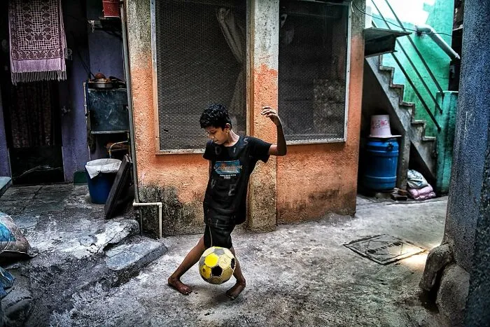 This Street Photographer Captures Raw And Human Moments In Everyday Life (40 Pics)