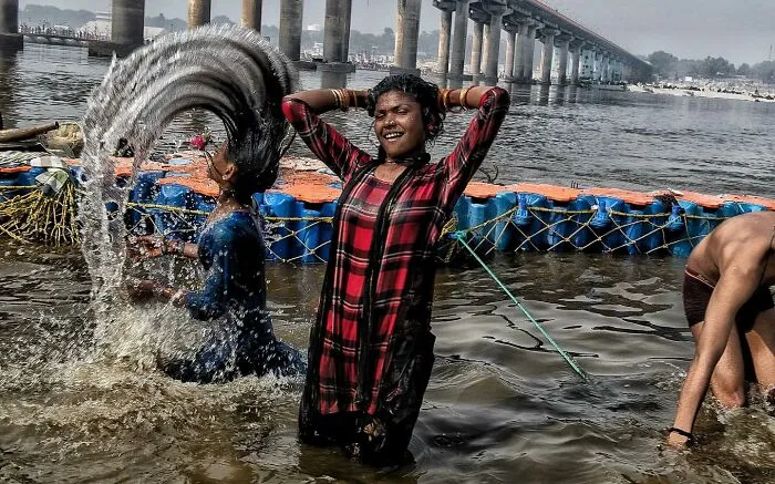 This Street Photographer Captures Raw And Human Moments In Everyday Life (40 Pics)