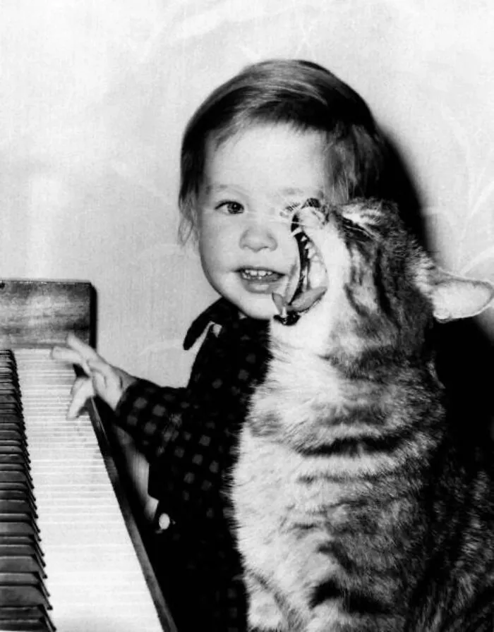 From Movie Stars To Unknown Cat Owners, Here Are 44 Vintage Photos Of Cats (New Pics)