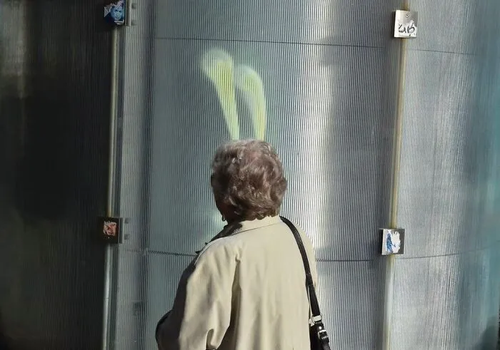 This Photographer Captures Real-Life Visual Jokes On The Street (50 Pics)