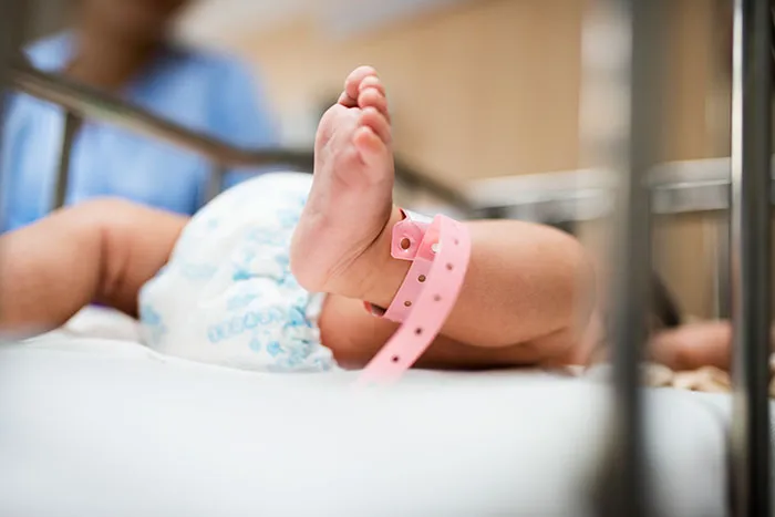 20 Recién nacidos que no se parecían nada a sus padres y desataron el drama
