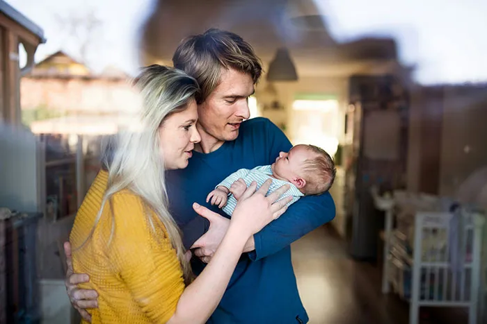 20 Recién nacidos que no se parecían nada a sus padres y desataron el drama