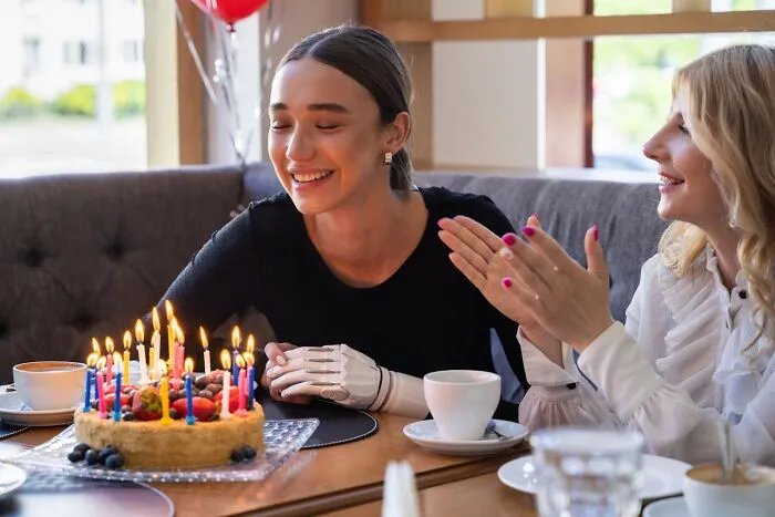 20 Camareros que vivieron momentos muy incómodos al acercarse a la mesa en mal momento