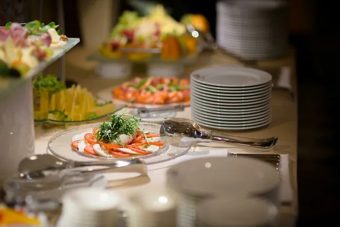 "Haunts Me To This Day": 58 Moments Workers From All-You-Can-Eat Establishments Can't Forget