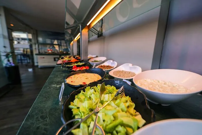 "Haunts Me To This Day": 58 Moments Workers From All-You-Can-Eat Establishments Can't Forget