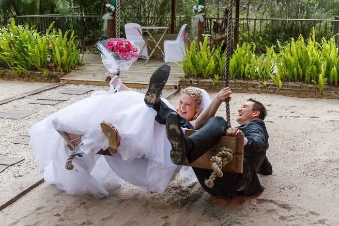 Mi hermana y su nuevo esposo se cayeron de un columpio mientras tomaban las fotos de su boda. Resultó ser mi parte favorita.