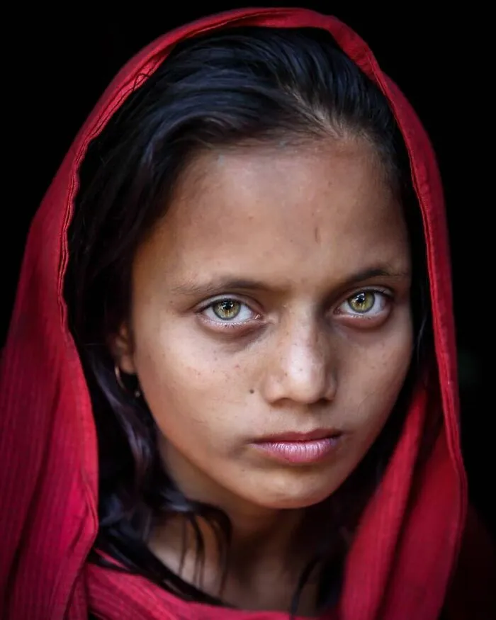 21 Powerful Portraits By Mou Ayesha Showcasing Rare Light Eyes In Bangladesh