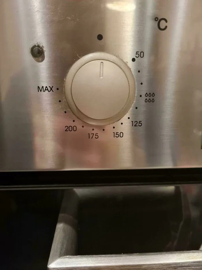 El horrible dial de temperatura de mi horno, con intervalos raros e inconsistentes entre temperaturas, y quién sabe qué pasa después de los 200