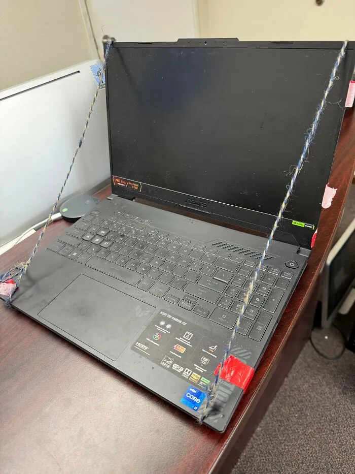 Esta fue la solución de mi cliente a la bisagra rota de su computadora portátil.