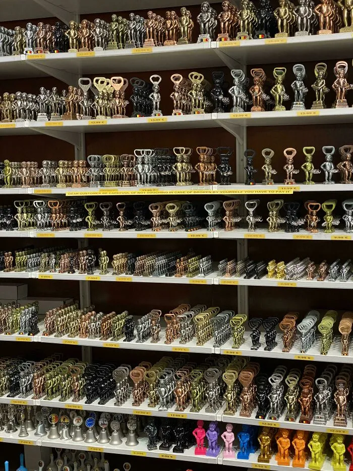 This Souvenir Shop In Brussels Had Everything Lined Up So Perfectly That I Thought My Vision Got Blurry