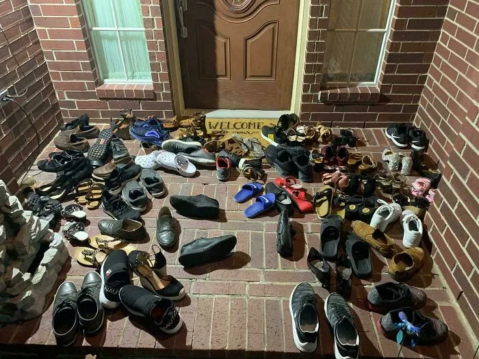 Hay que quitarse los zapatos en una fiesta asiática.