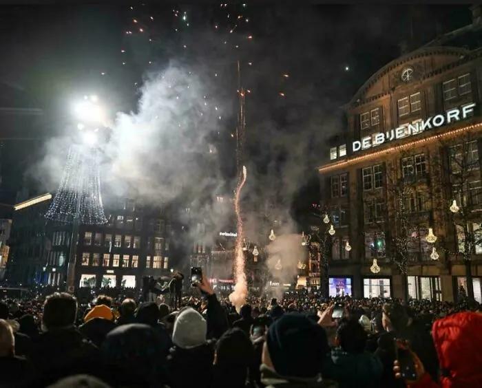 Los Países Bajos prohibirán completamente los fuegos artificiales. El país ha adoptado una prohibición nacional que entrará en vigor en 2026. El objetivo es proteger a los animales y reducir los daños a los ecosistemas.