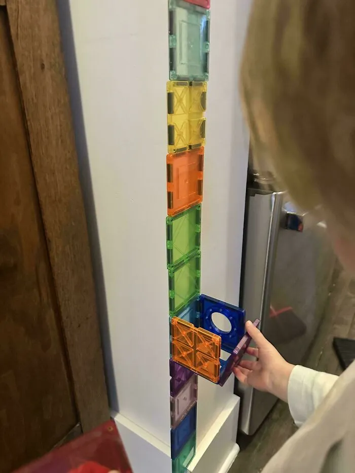 Mi hijo de 3 años descubrió que las piezas magnéticas se adhieren al perfil de esquina del panel de yeso