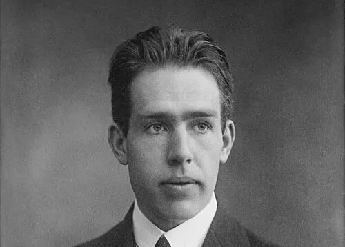 Niels Bohr, early 20th century scientist, dressed in a suit and tie, known for the uncertainty principle.