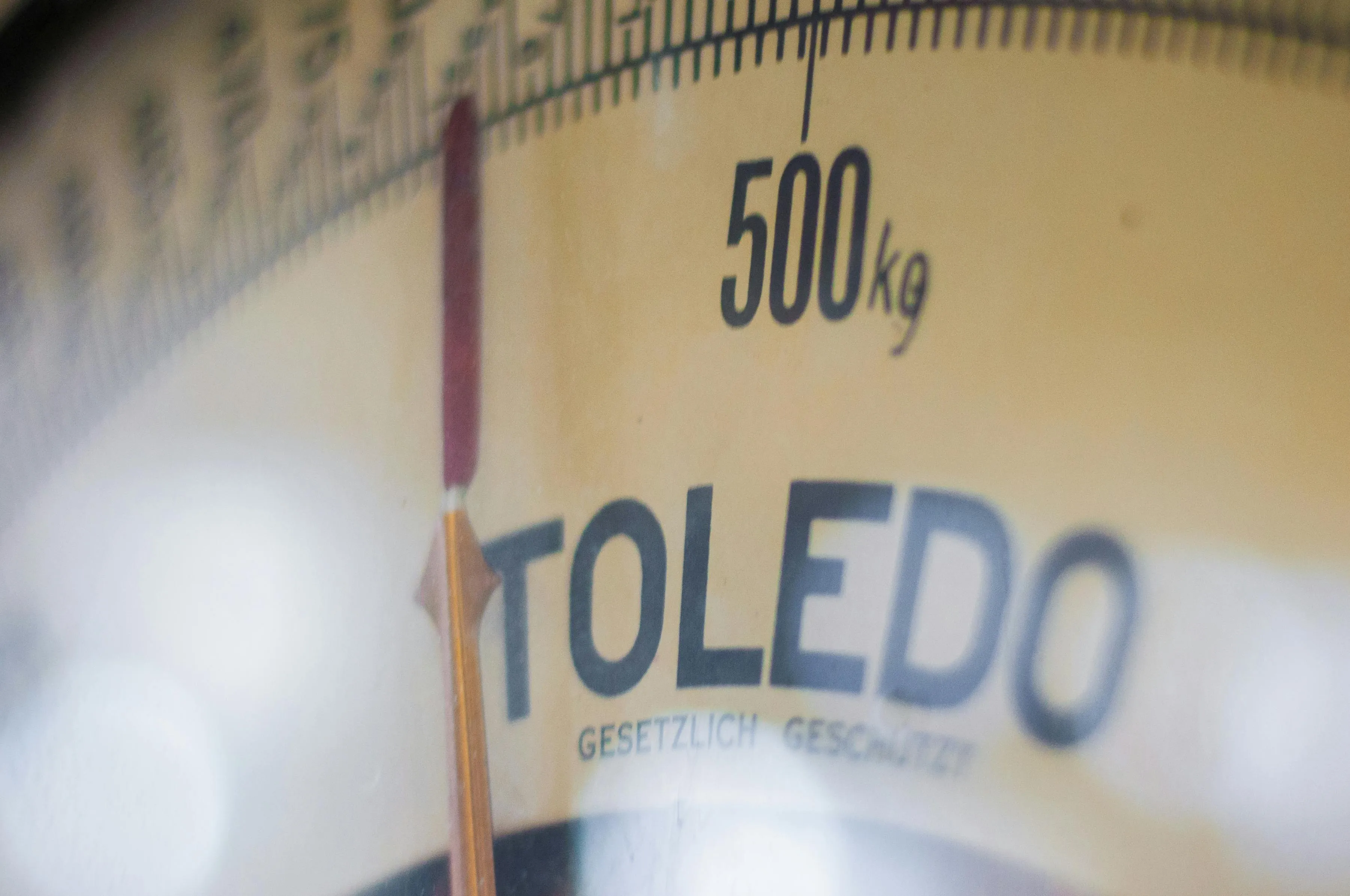 Close-up of a weighing scale showing 500 kg, illustrating the engineering term maximum weight a structure can safely support.