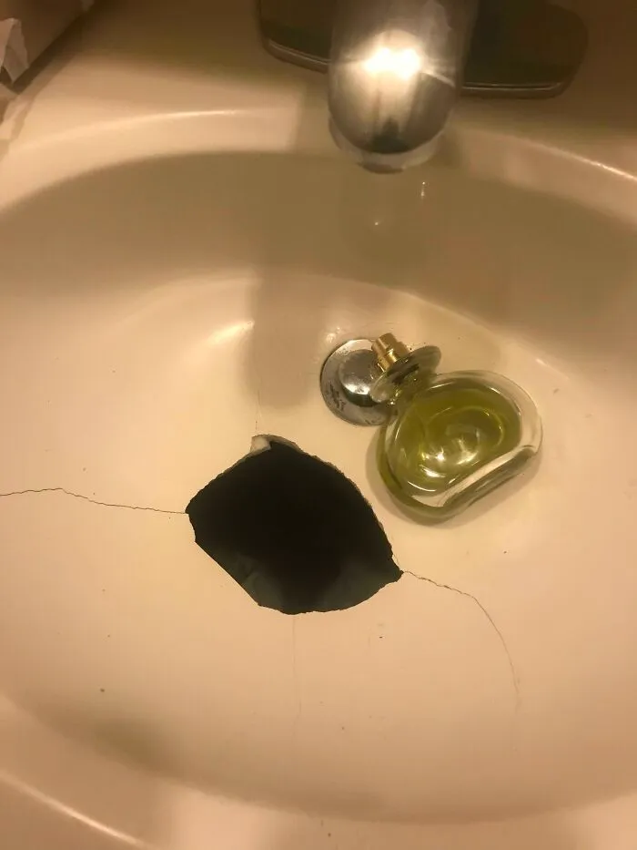 Se me cayó el frasco de perfume en el lavabo