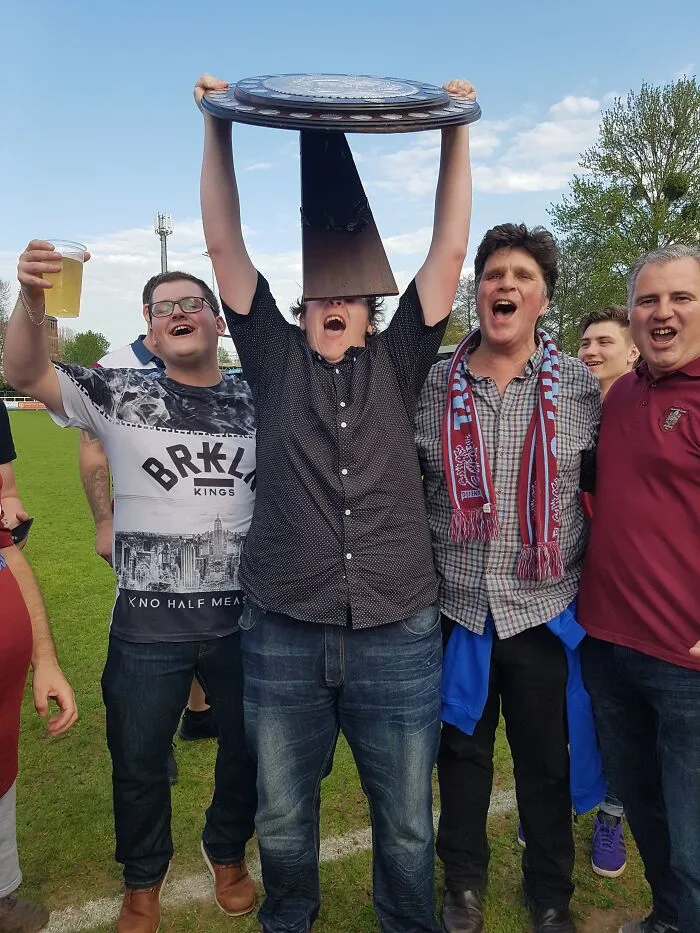 Mi amigo se golpeó en la cara mientras levantaba el trofeo de la liga.