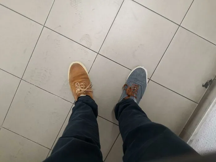Acabo de pasar más de una hora en el tráfico de camino al trabajo. Solo entonces miré hacia abajo.