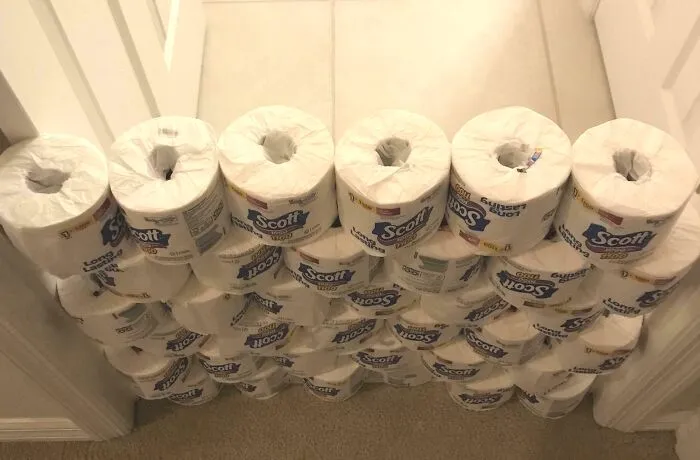 Estaba fuera de la ciudad y le pregunté a mi papá si podía comprarme papel higiénico. Al llegar a casa, me encontré con esto en la puerta del baño.