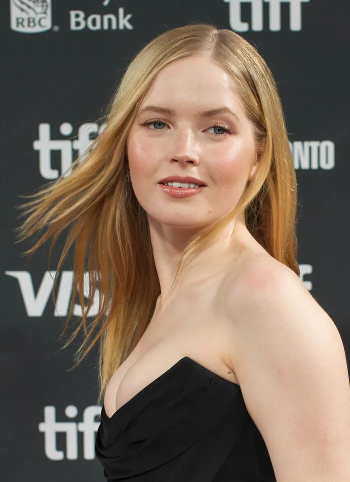 Actor Ellie Bamber, 29