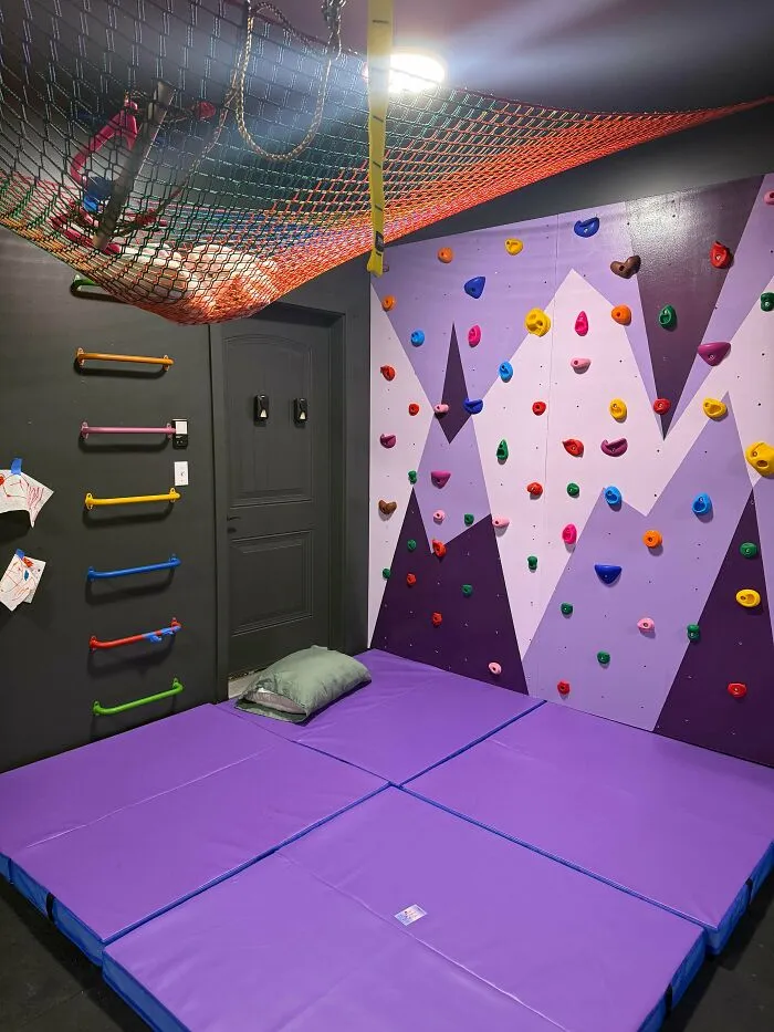 Si alguna vez has pensado en construir un muro de escalada para tu hijo, hazlo.