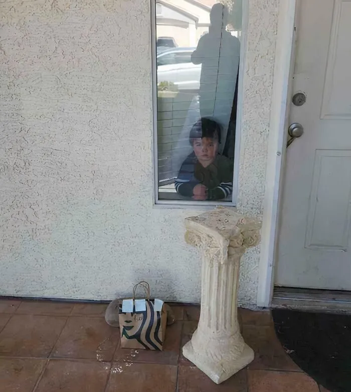 Le pedí a mi hijo de dos años que fuera a ver si llegaba la comida.