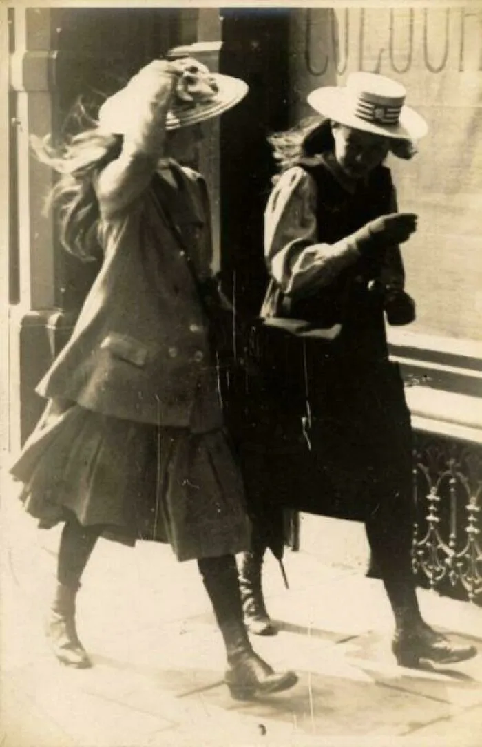 Teenage Girls Fashion In 1907