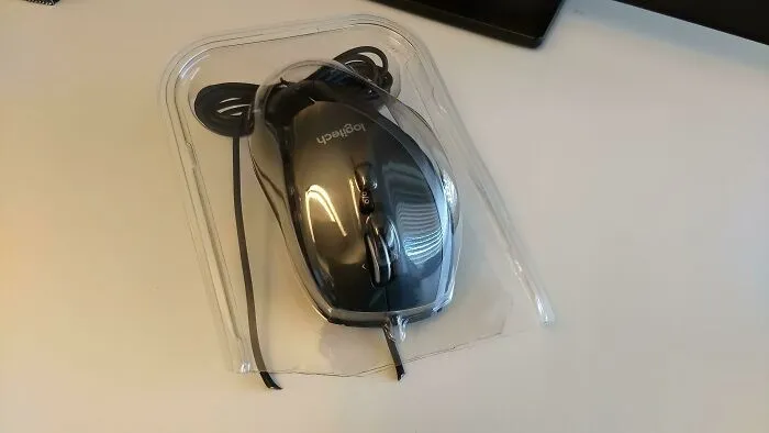Una de mis compañeras de trabajo estaba ansiosa por desempacar su nuevo ratón.