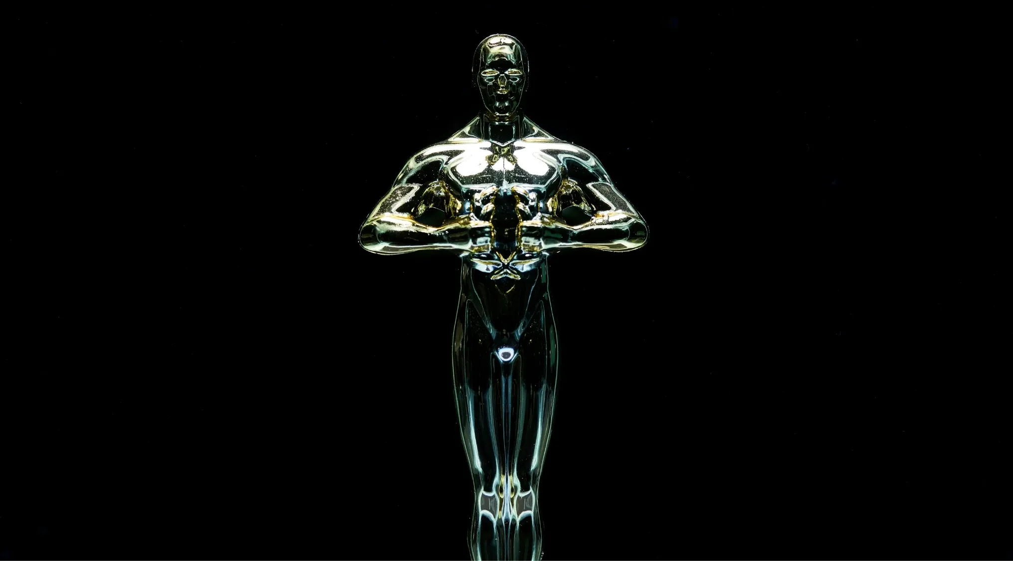 Oscar statuette trophy against a black background representing the Best Picture Oscar at the 2017 Academy Awards quiz.