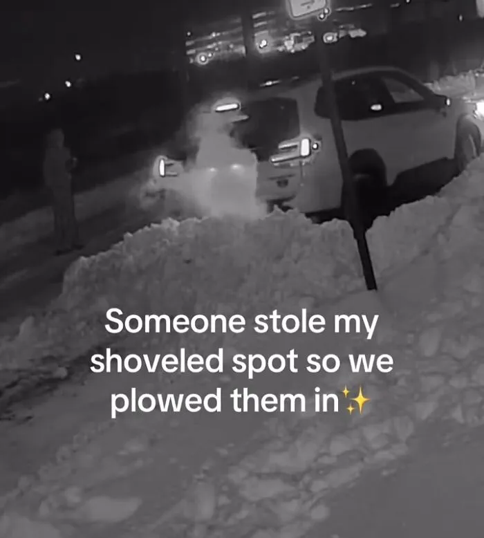 26 Funny Pics Of “Parking Lot Snow Wars”
